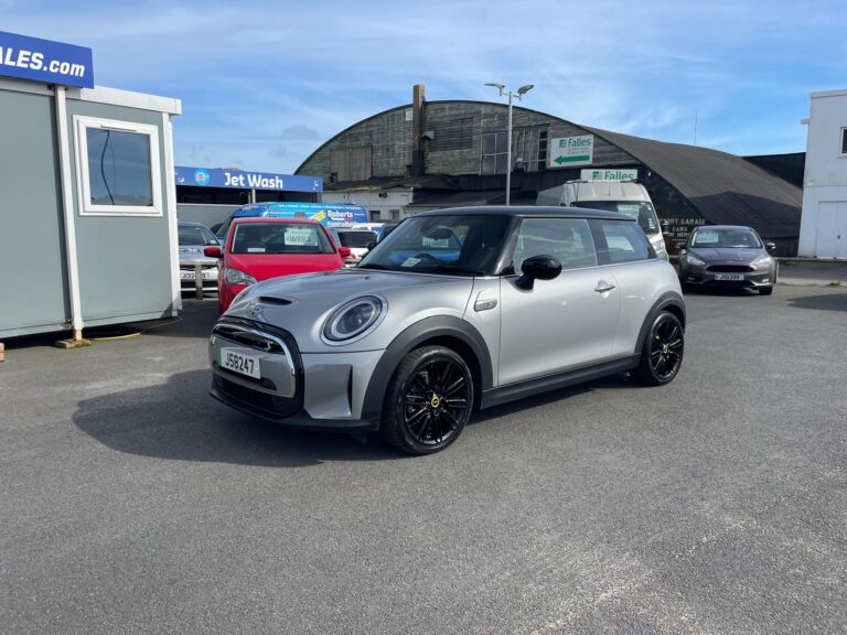 EV GRANT, YOU PAY £18495**2023 MINI COOPER (S) FULLY ELECTRIC (181bhp) Level (2) FACELIFT MODEL**ONLY 9800 MILES**BIG SPEC**COST NEW £35,370